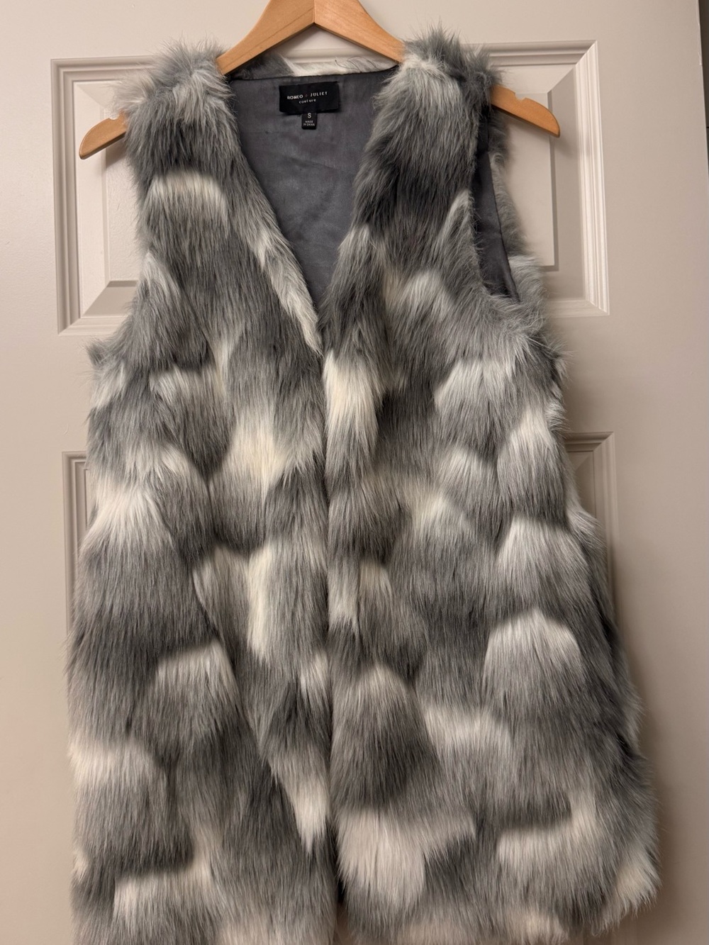 Romeo & Juliet Couture Long Gray Faux Fur Vest – Size S